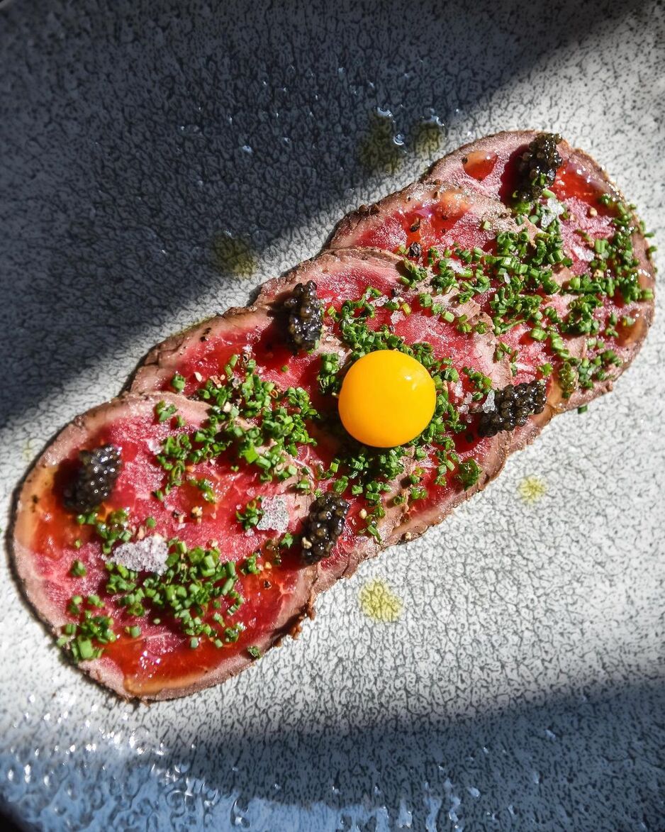 Prženi carpaccio s kavijarom i žumanjkom prepeličjeg jaja (Foto: Instagram)