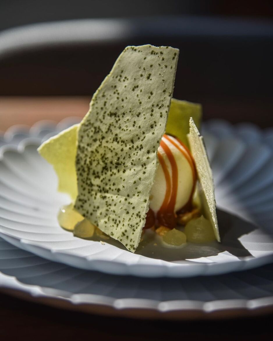 Karamel od soje s mliječnim sladoledom, meringa od wasabija, yuzu, lješnjaci (Foto: Instagram)