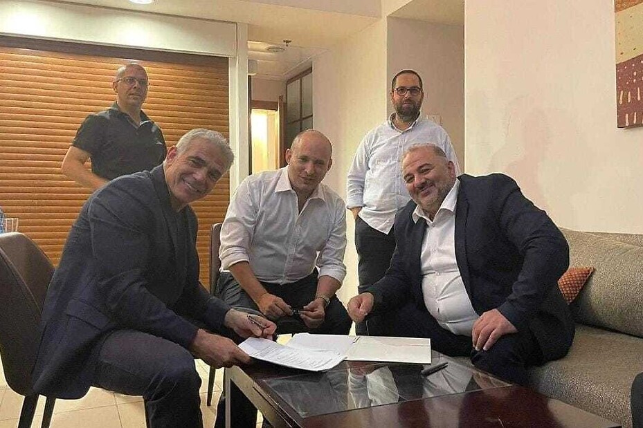 Lapid, Bennett i Abbas tokom potpisivanja sporazuma (Foto: Twitter)