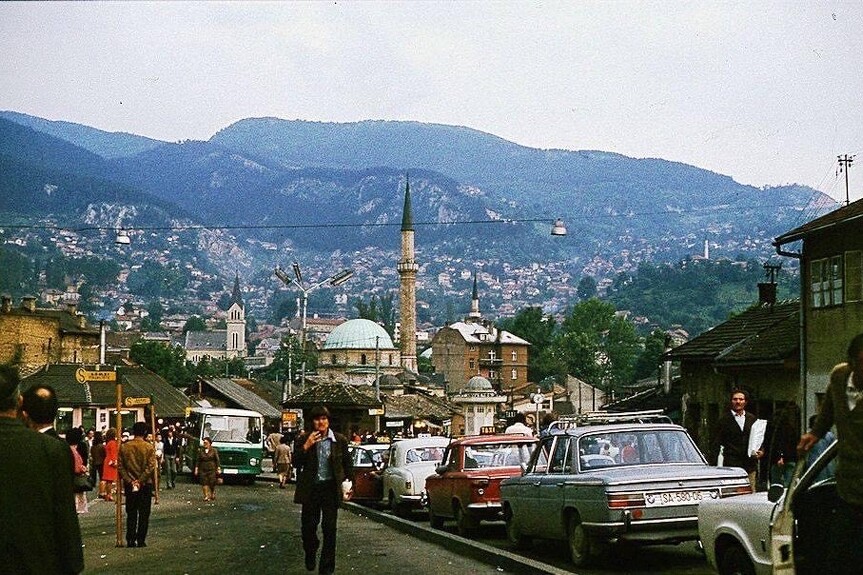 Sarajevo 70-te, na mjestu današnjeg taxi štanda na Baščaršiji