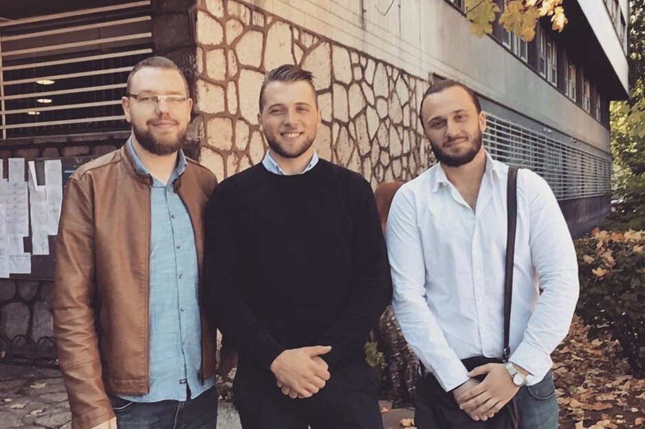 Mirza sa prijateljima na dan kada je diplomirao