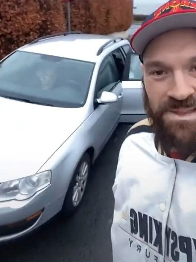 Tyson Fury sa svojim automobilom (Foto: Instagram)