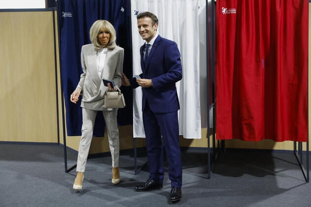 Macron sa suprugom nakon današnjeg glasanja