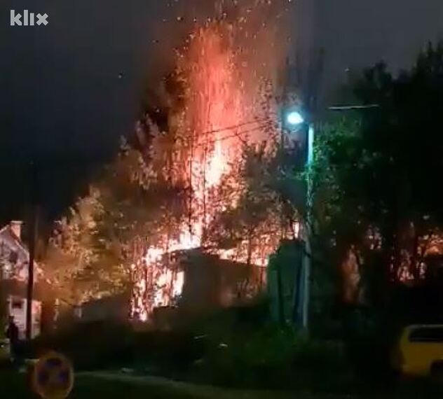 Veliki požar zahvatio je devastirani objekat (Foto: Klix.ba)