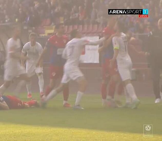 Sukob igrača na terenu, Milojević je za vrat uhvatio Velkoskog