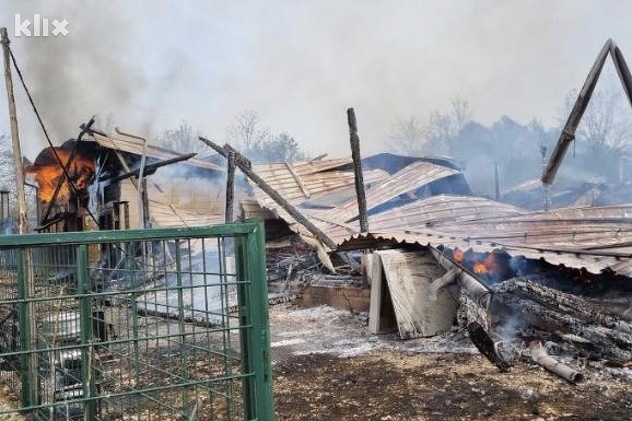 Požar je gasilo deset vatrogasaca (Foto: Klix.ba)