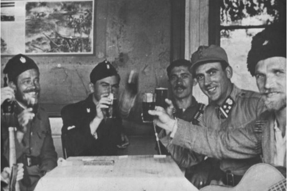 Ustaše, četnici i njemački vojnici zajedno nazdravljaju tokom Drugog svjetskog rata (Foto: Wikipedia)