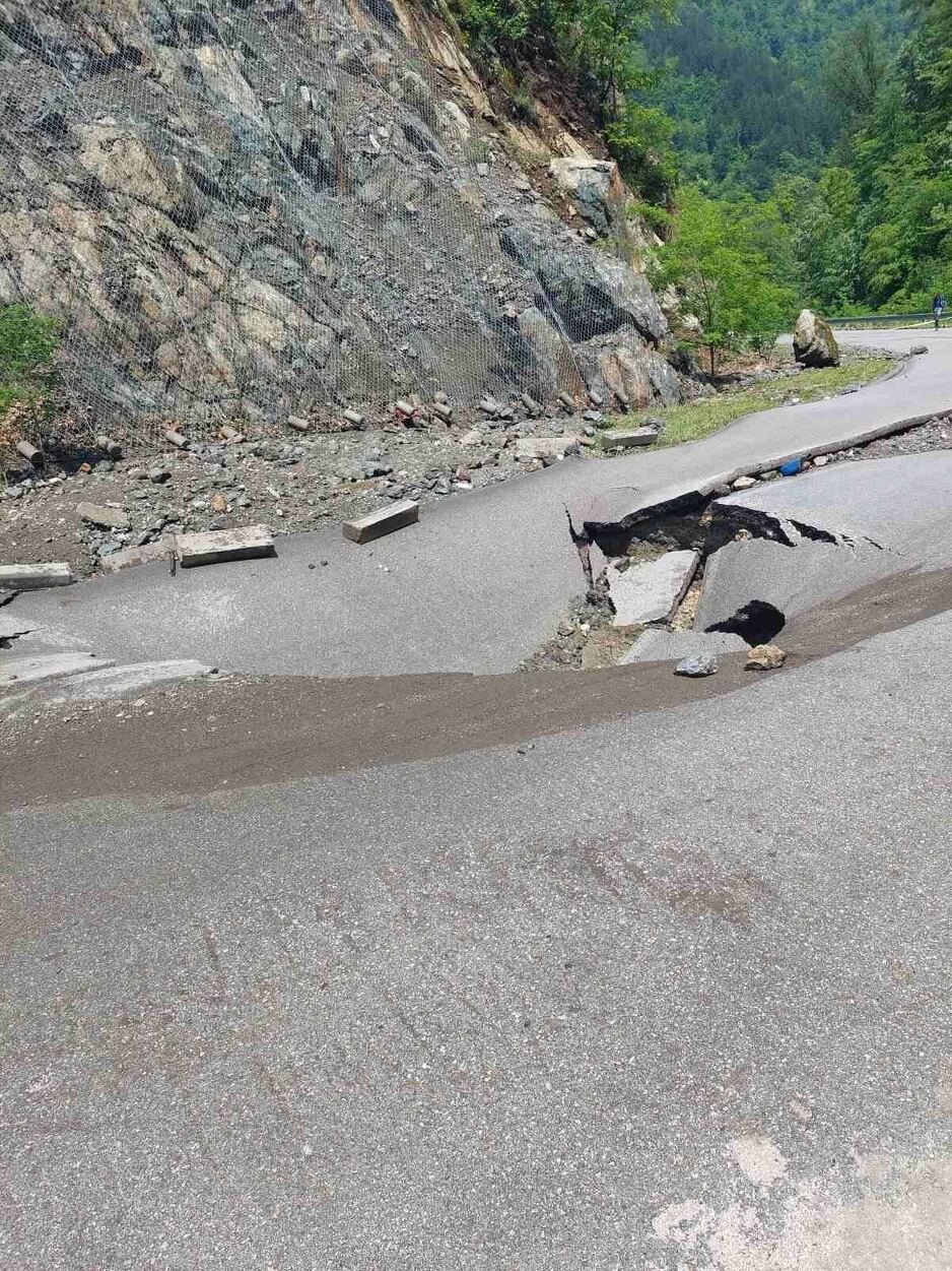 Saobraćajnica na putu Topčić Polje - Smajići (Foto: Klix.ba)