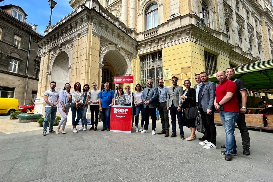 Članice i članovi sarajevskog SDP-a ispred Vječne vatre prikupljali potpise podrške za kandidaturu