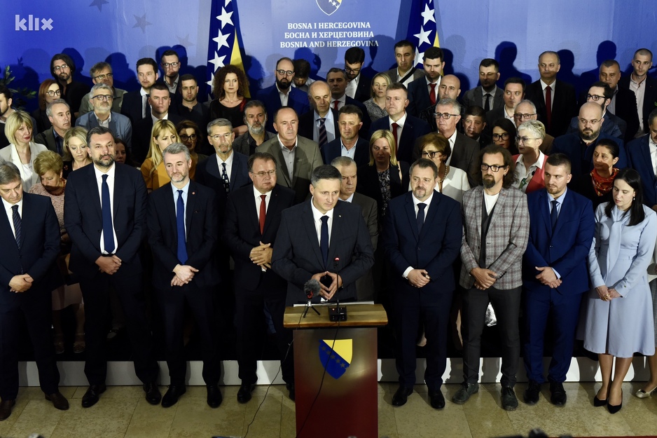 Bećiroviću je podršku pružio širok opozicioni blok