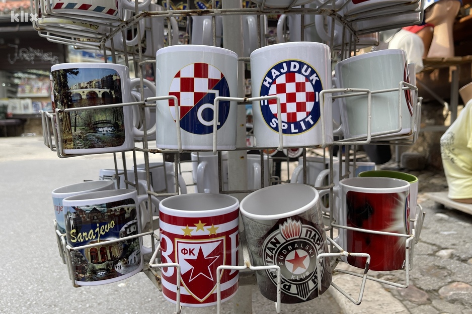 Na Baščaršiji se mogu naći suveniri koji obuhvataju motive cijele bivšu Jugoslavije (Foto: I. Š./Klix.ba)