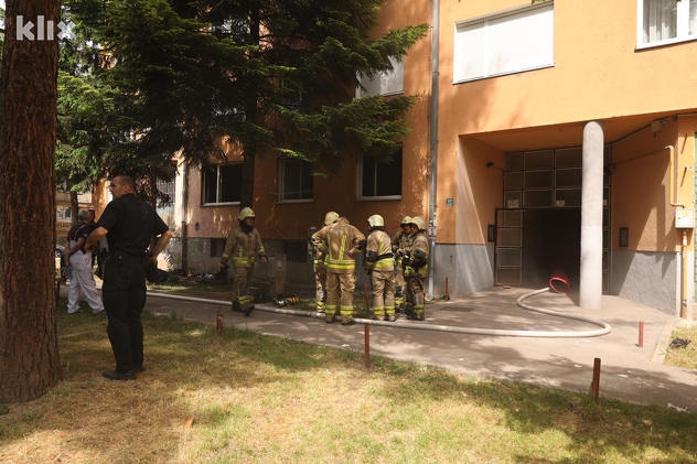 Požar u stambenoj zgradi u sarajevskom naselju Grbavica (Foto: I. L./Klix.ba)