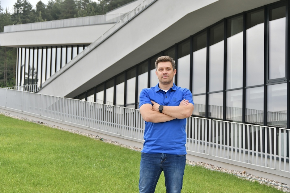 Berin Alagić ispred Greenpark tehnološkog centra (Foto: I. Š./Klix.ba)