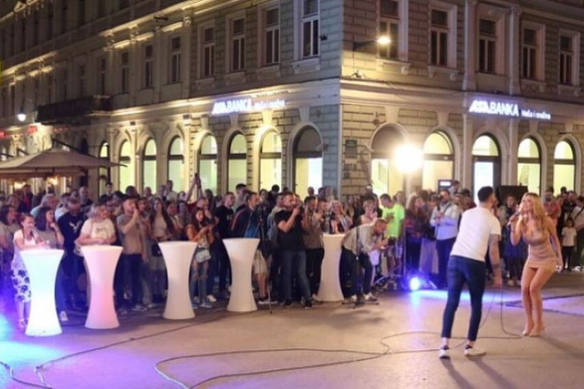 Brojni građani pratili su njen nastup pred Katedralom Srca Isusova