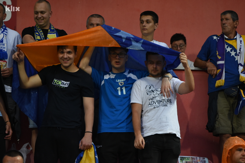 Navijači koriste svaku priliku da se sakriju od kiše (Foto: E. M./Klix.ba)