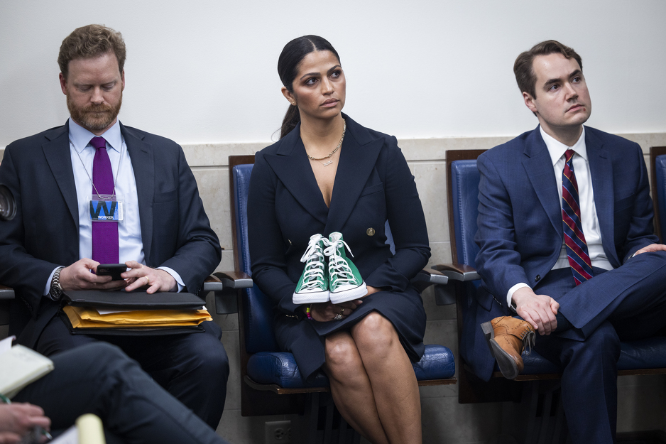 Camila Alves, supruga Matthewa McConaugheya drži patike ubijene djevojčice (Foto: EPA-EFE)
