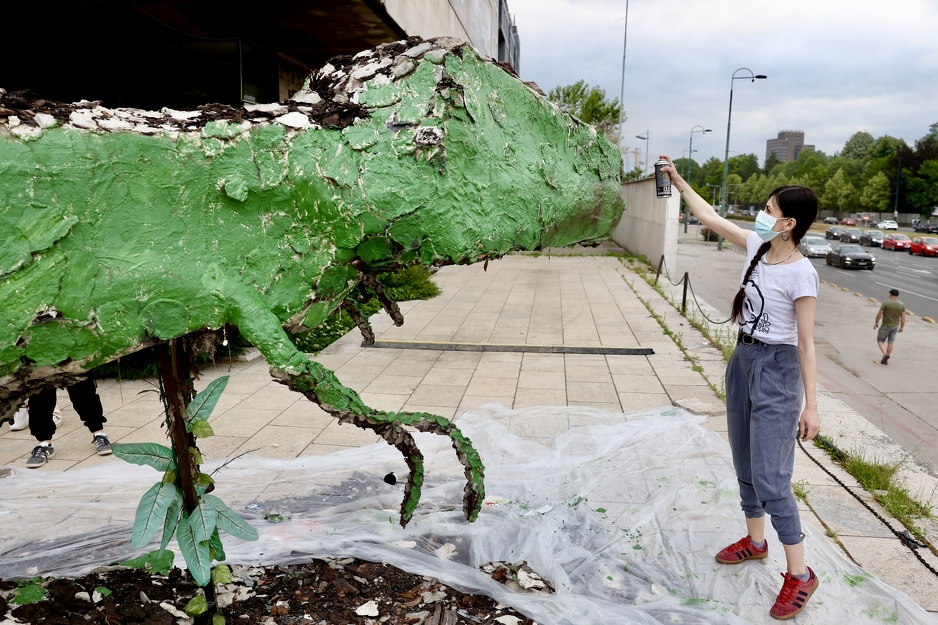 Hanna Dujmović boji dinosaura ispred Historijskog muzeja u Sarajevu