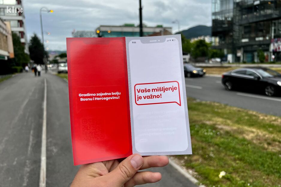 Aktivisti SDP-a dijele promotivni materijal (Foto: Klix.ba)