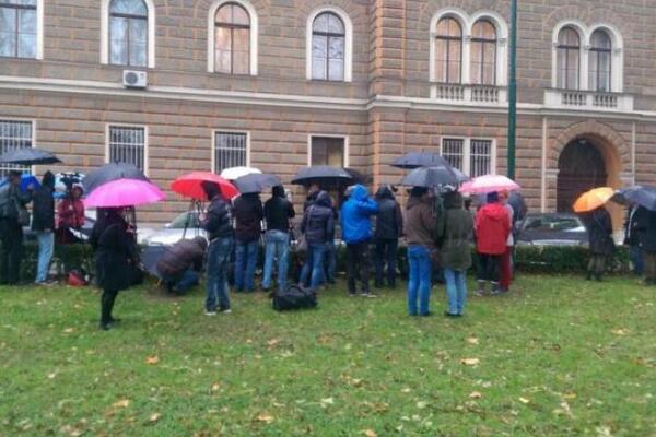 Novinari na kiši čekaju izjavu ispred Predsjedništva BiH (Foto: N1)