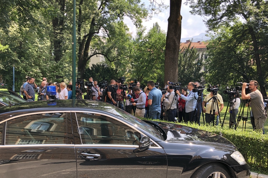 Novinari ispred zgrade Predsjedništva BiH (Foto: Klix.ba)