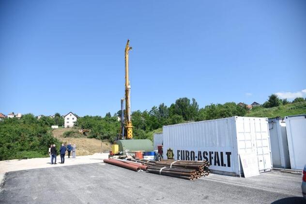 Izvođač radova je kompanija Euro-Asfalt (Foto: Vlada KS)