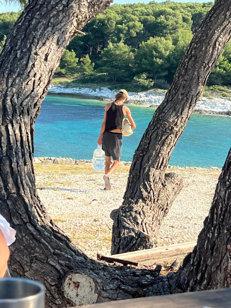 Manekenka izgleda prilično spokojno na otočiću Jaz (Foto: Šibenski portal)