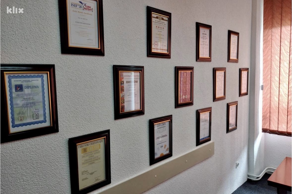 Dio priznanja koja je osvojio Alić (Foto: A. K./Klix.ba)