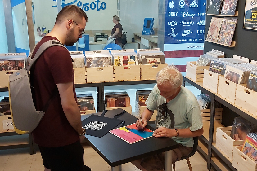 Darko Rundek uoči koncerta potpisivao ploče u Sarajevo Disk Music Shopu (Foto: Press)