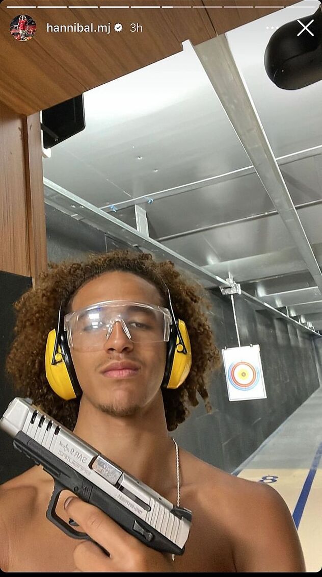 Hannibal Mejbri s pištoljem (Foto: Instagram)
