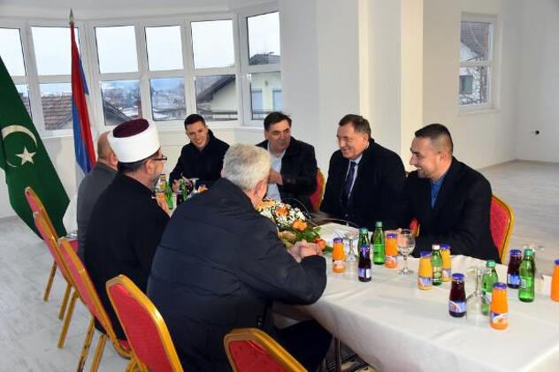 Dodik u Islamskom centru Doboj 2019. kada je donirao 100.000 KM