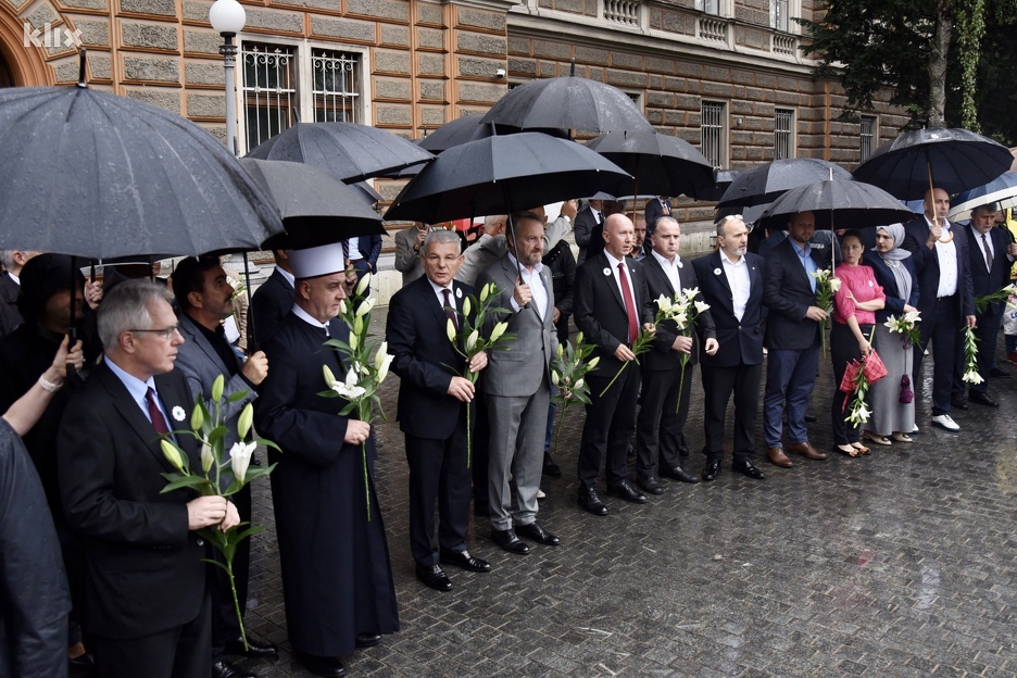Brojni zvaničnici danas ispred Predsjedništva BiH odali počast žrtvama (Foto: T. S./Klix.ba)