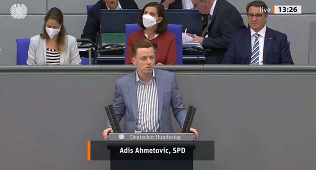 Adis Ahmetović tokom obraćanja (Screenshot: Bundestag)