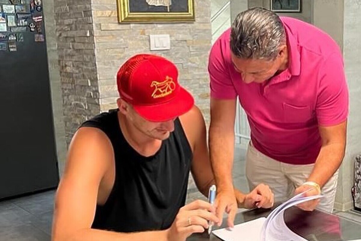 Nikola Jokić potpisuje ugovor (Foto: Instagram)