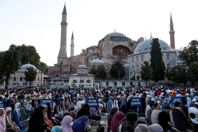 Muslimani klanjaju namaz ispred džamije Aja Sofija u Istanbulu (Foto: EPA-EFE)