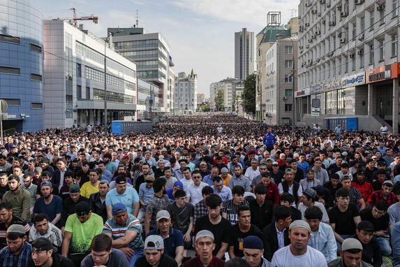 Vjernici ispred Moskovske saborne džamije (Foto: EPA-EFE)