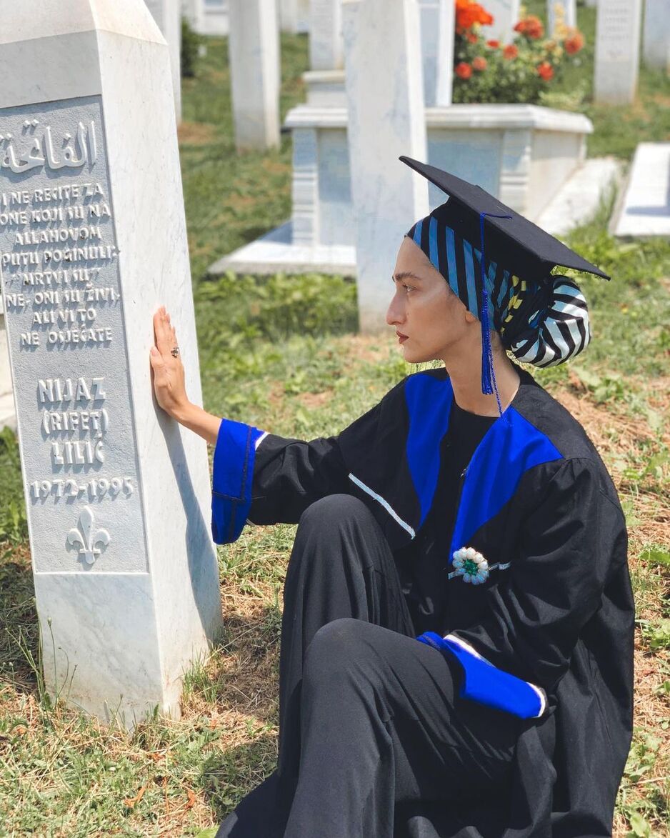 I svoju diplomu, posvetila je ocu Nijazu