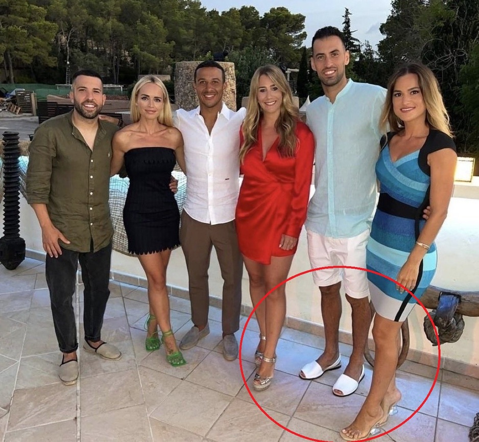 Bijele otvorene sandale s kaišem pozadi mnoge su podsjetile na komad obuće koji je rezervisan isključivo za žene