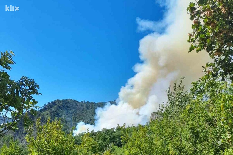 Već nekoliko sati bukti požar kod Boračkog jezera (Foto: G. Š./Klix.ba)