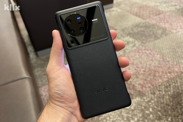 Zadnja strana X80 Pro 5G (Foto: E. M./Klix.ba)