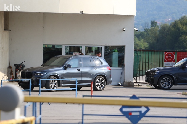 Christian Schmidt odlazi sa aerodroma u Tuzli (Foto: A. K./Klix.ba)