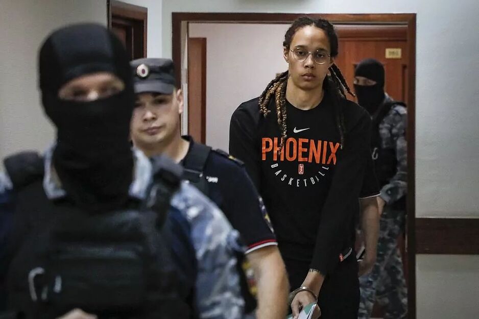 Brittney Griner na putu do sudnice u trenirci Phoenix Mercury (Foto: AP)