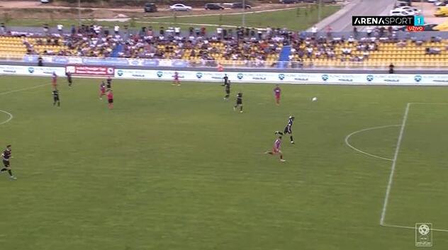 Trenutak kada je Pavlović poslao loptu u svoju mrežu (Foto: Screenshot/Arena Sport)