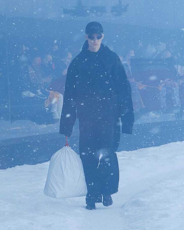 Model nosi vreću za smeće Balenciage na pisti u Parizu (Foto: Balanciage)