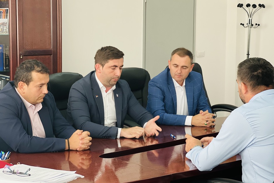 Gradonačelnik Bijeljine Ljubiša Petrović i njegovi saradnici (Foto: Ministarstvo za raseljene osobe i izbjeglice FBiH)