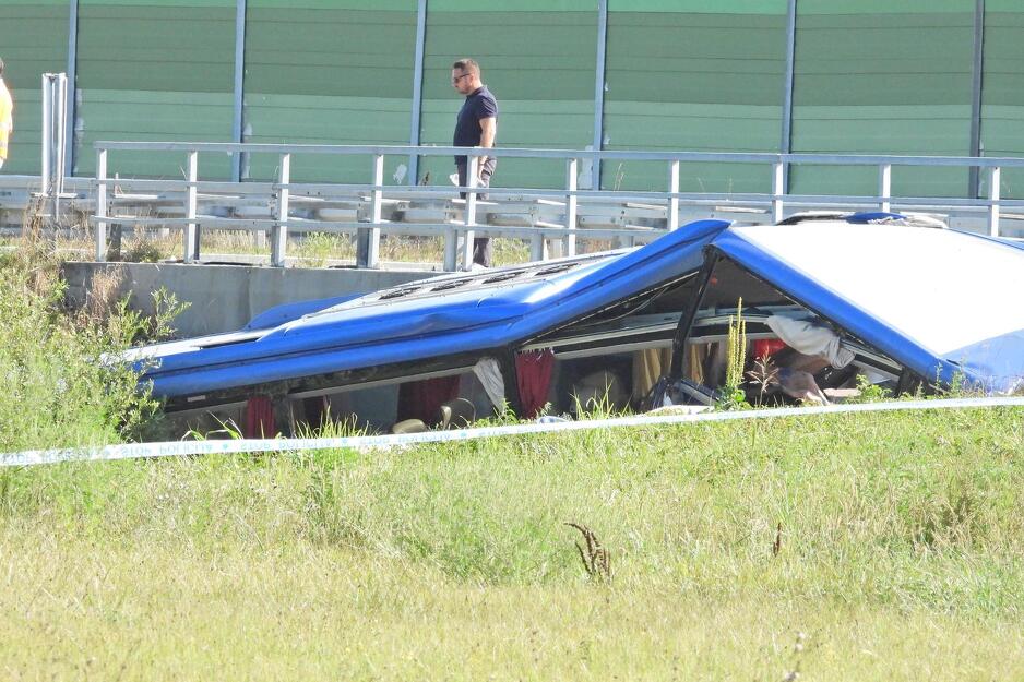 Autobus izletio sa saobraćajnice u kanal (Foto: Pixsell/Matija Habljak)