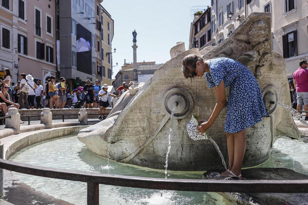 Rim: Građani osvježenje potražili na gradskim fontama