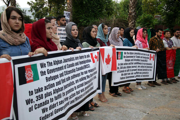 Afhanistanske novinarke drže transparente dok zahtijevaju od kanadske vlade da izda imigrantske vize za njih u Islamabadu
