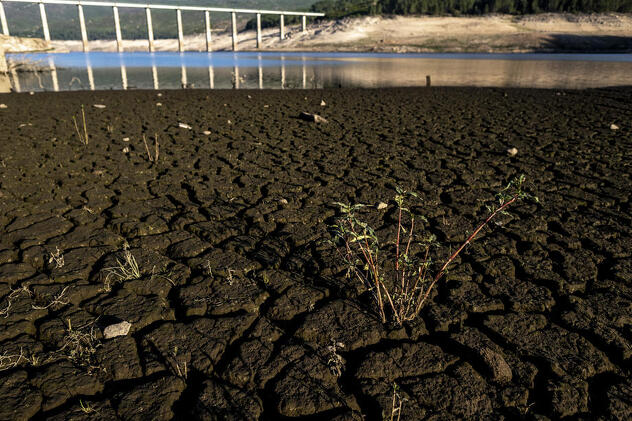 Osušena zemlja koja je inače bila potopljena, Lindoso rezervoar u Španiji