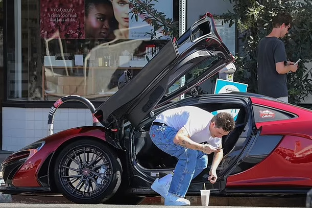 Neslavni pokušaj mladog Beckhama da izađe iz luksuznog automobila (Foto: Daily Mail)
