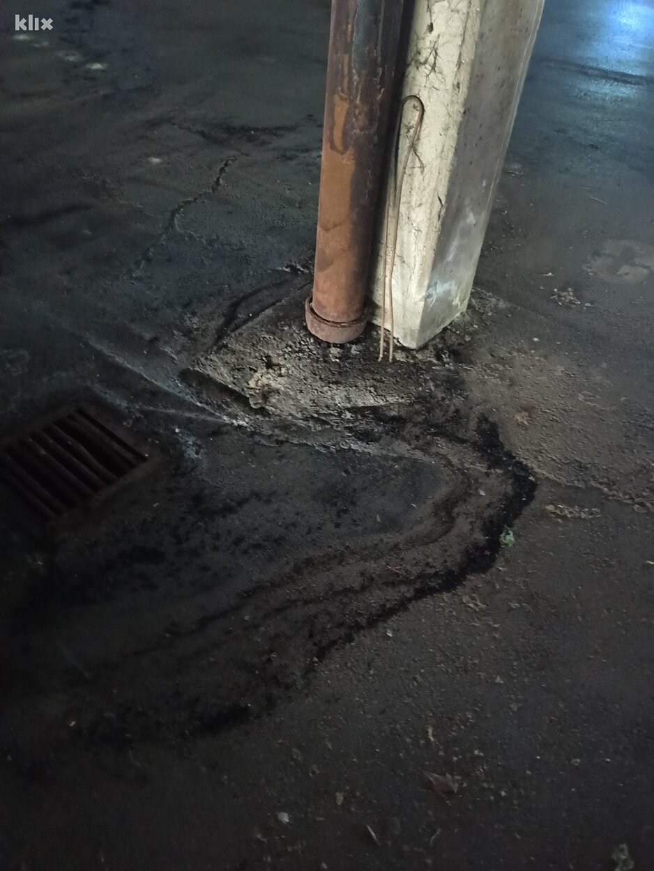 Garaža u sarajevskom naselju Dobrinja 1 (Foto: Čitatelj)